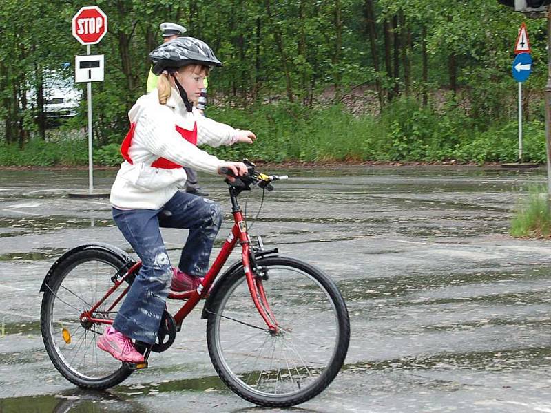 Okresní kolo Dopravní soutěže mladých cyklistů se dnes, ve čtvrtek 14. května, konalo v Domažlicích.