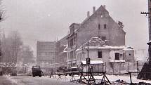 Snímky z 17.ledna 1987, dne, kdy proběhla demolice domů v dnešní domažlické ulici Msgre B. Staška.