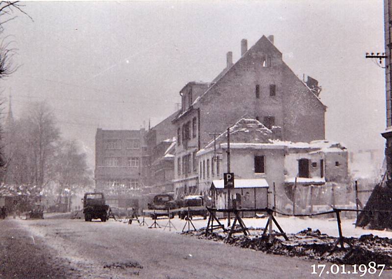 Snímky z 17.ledna 1987, dne, kdy proběhla demolice domů v dnešní domažlické ulici Msgre B. Staška.