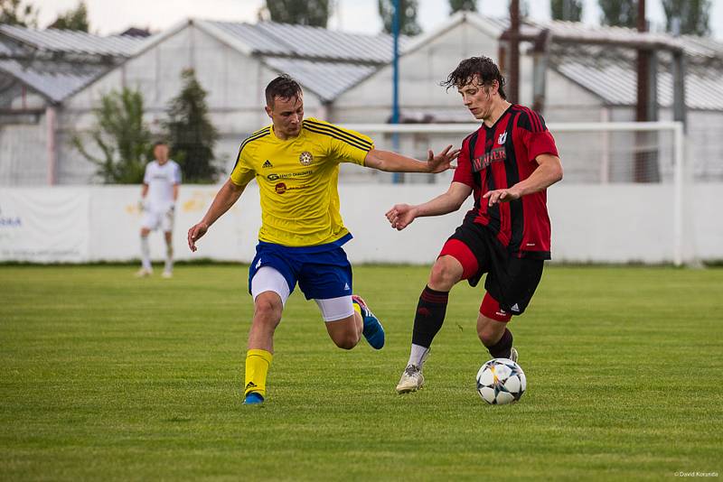 Memoriál Matěje Strejčka: Senco Doubravka (ve žlutém) - Jiskra Domažlice (v červeném) 2:3. Foto: mladisportovci.cz.