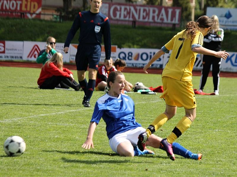 Sedmý turnaj v sezoně II. ligy starších žákyň v Domažlicích - zápas domácí Jiskry s pražskou Duklou - 1:0 (1:0).