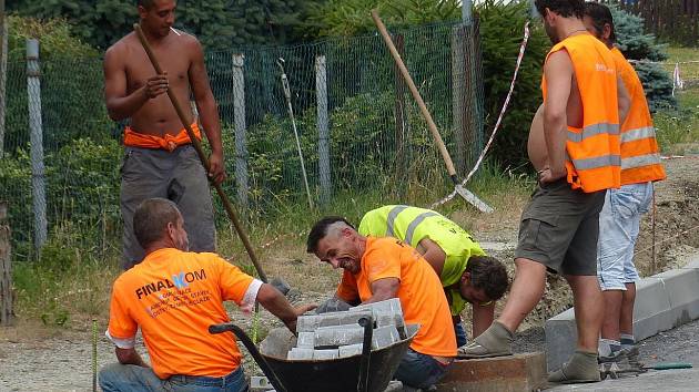 Z výstavby chodníků v Srbech. Dělníci makali horko-nehorko.