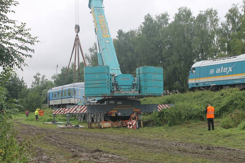 Odstraňování následků střetu dvou osobních vlaků u Milavčí na Domažlicku.