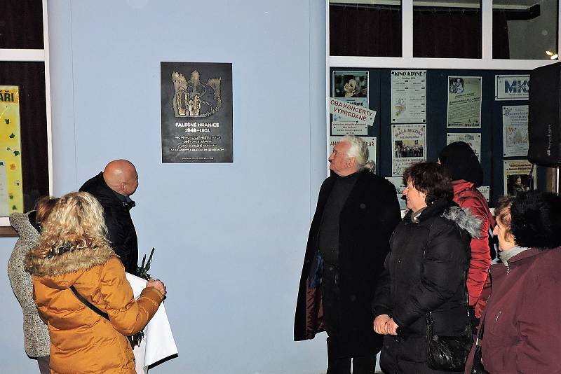 Vernisáž odhalila Pamětní desku na budově MKS Modrá hvězda ve Kdyni.