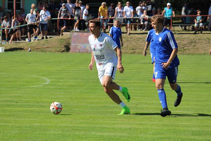 Přátelský zápas na oslavu 55 let herce Ivana Trojana v Krchlebech: šKrchlebský samet - Real Top Praha 6:10.