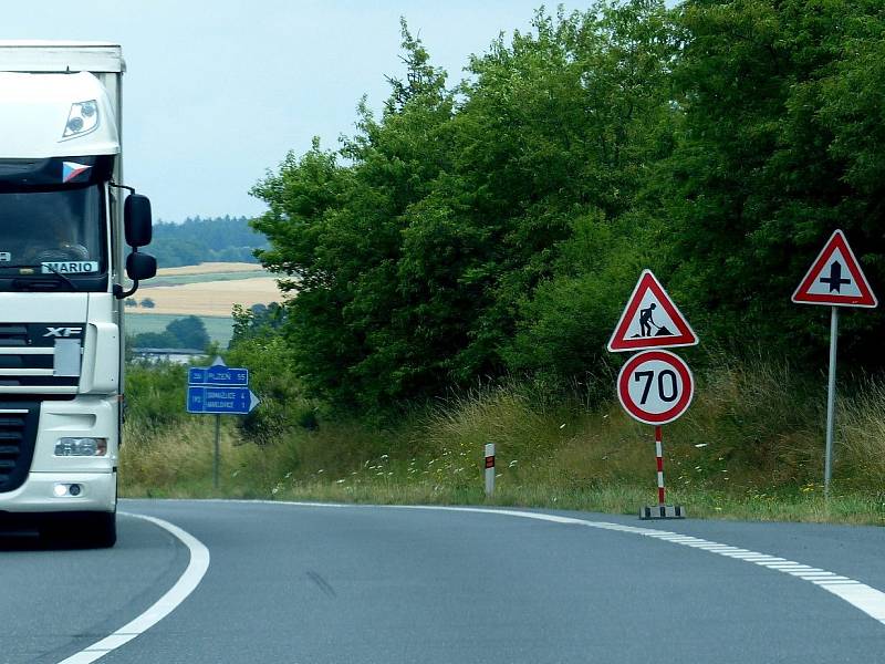 Silnice mezi Domažlicemi, Havlovicemi a komunikací I/26 je vyfrézovaná.