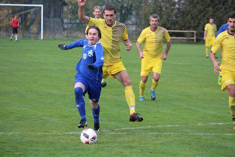 FOTBALOVÁ I.B TŘÍDA: Tatran Chodov (ve žlutém) - TJ Chodský Újezd (v modrém) 2:2 (2:0), na PK 3:4.