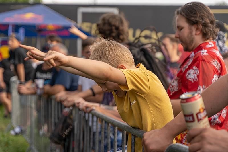 Rockový open-air festival Pekelný ostrov zahájily ve čtvrtek 30. června 2022 kapely MASH Tribute, Zvlášňý škola a Kabát revival WEST.