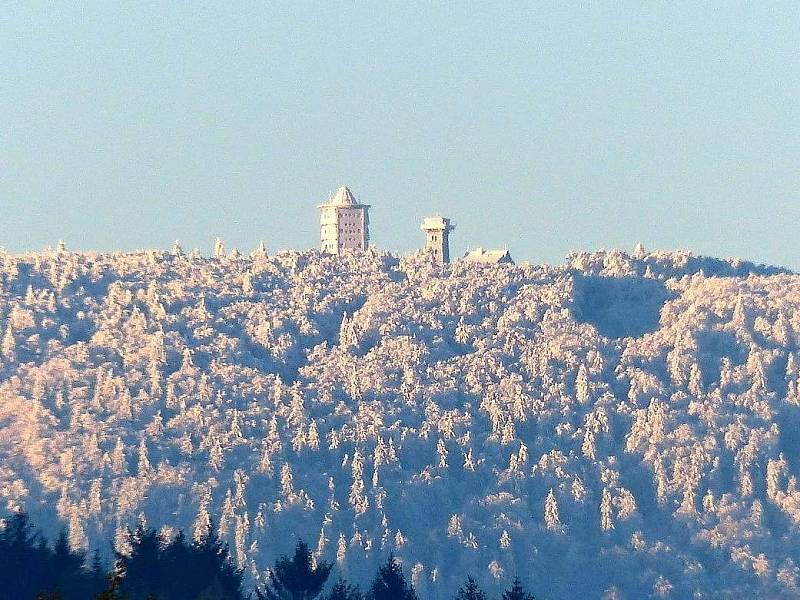 Pohled z Domažlic na Čerchov poslední říjnový den ráno.