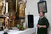 V kostele sv. Jiří v Semněvicích se nachází oltář zasvěcený sv. Lucii. Na snímku kronikář obce Milan Pepo.
