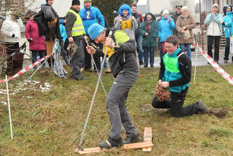 Memoriál umělého kloubu. Recesistického biatlonového závodu  se v neděli zúčastnila i dvojnice olympijské medailistky  Veroniky Vítkové, v Chodově brala ve štafetě zlato.