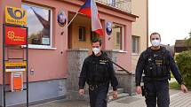 Hlídka policie kontroluje volební místnost v Mrákově na Domažlicku. Policie průběžně dohlíží na bezproblémový průběh voleb.
