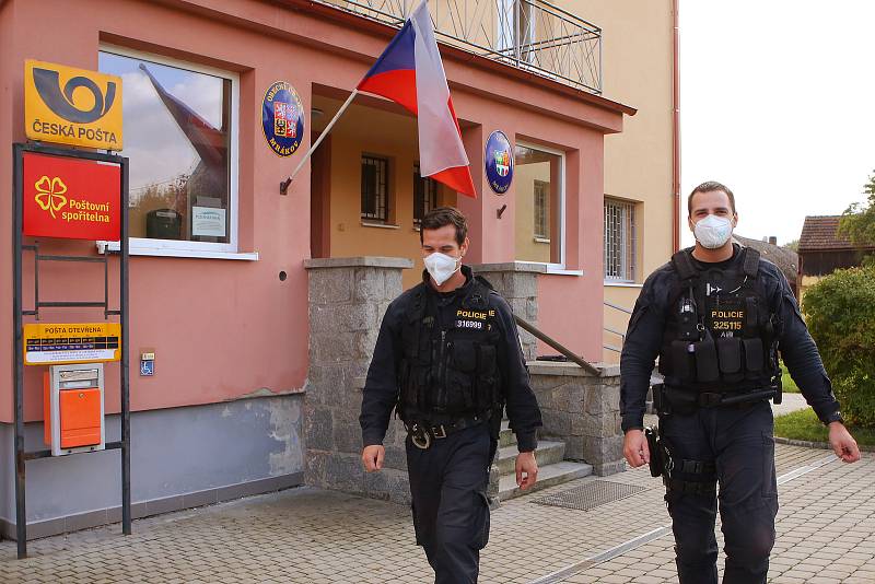 Hlídka policie kontroluje volební místnost v Mrákově na Domažlicku. Policie průběžně dohlíží na bezproblémový průběh voleb.