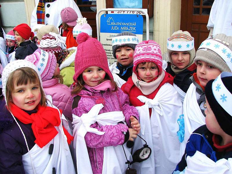 Děti z domažlické mateřské školy v Palackého ulici.