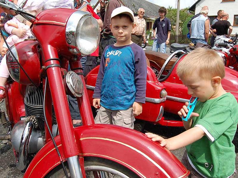 Obdivovat dnes již legendární motocykly značky Jawa přišli před hasičárnu v Postřekově malí i velcí.