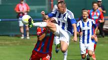 Fotbalisté Domažlic (na archivním snímku hráči v modrobílých dresech) prohráli na hřišti Benešova 3:5.