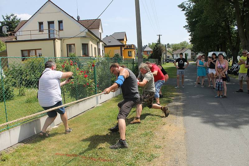 První přetahování na laně v Brnířově.