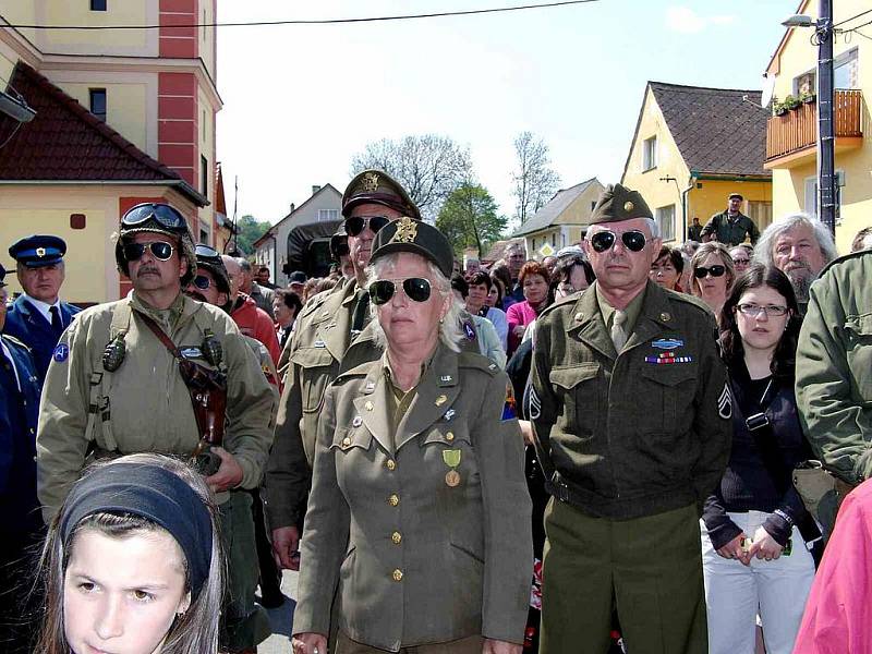 Z odhalení desky americkému pilotovi Virgilu Paulu Kirkhamovi v Újezdě.