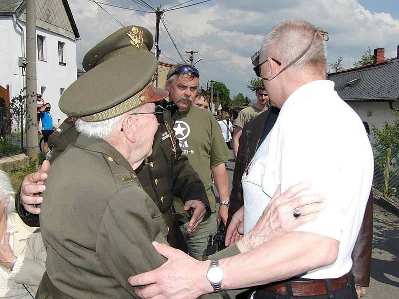 Z odhalení desky americkému pilotovi Virgilu Paulu Kirkhamovi v Újezdě. Přátelé společně.