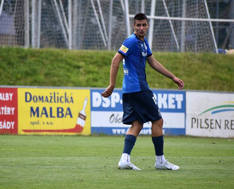 Domažlice (na snímku v modrém dresu) v přípravě béčko Bohemians porazily. Podaří se jim to i v neděli v ČFL?