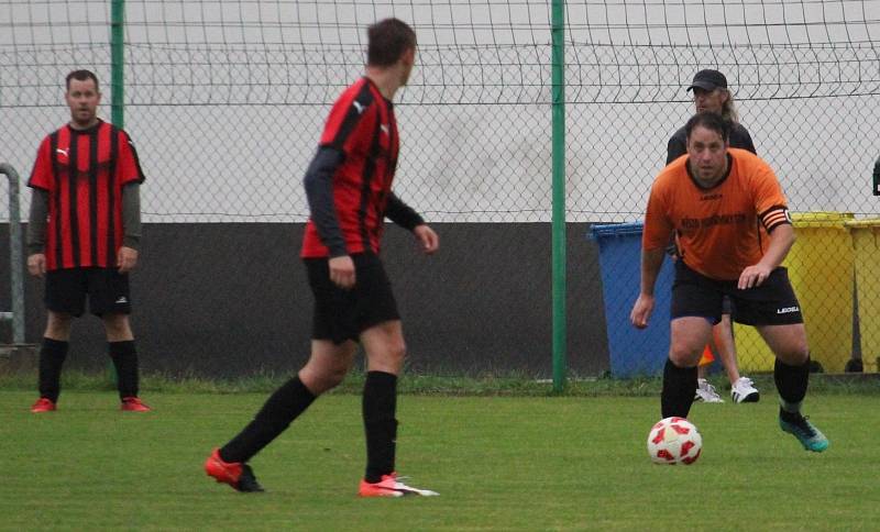 Fotbalová IV. třída: Dynamo Horšovský Týn B (v oranžovém) - Sokol Hlohová (v červeném) 2:4.