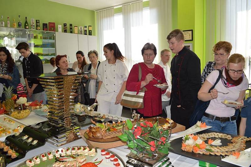 Sedmnáct žáků SOU Domažlice se zúčastnilo odborného kurzu studené kuchyně. Tradičně ho vedl Vladimír Picka, pod jehož vedením se  studenti naučili různým technikám přípravy, estetice i správnému servírování.