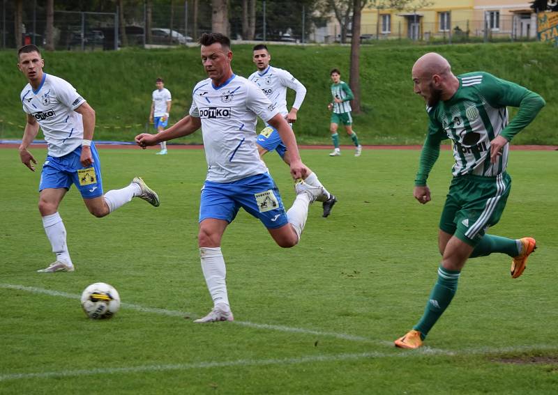 FORTUNA ČFL, skupina A (26. kolo): TJ Jiskra Domažlice (na snímku fotbalisté v bílomodrých dresech) - Sokol Hostouň 3:2.