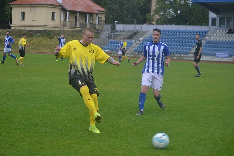 Korona 2020: Jiskra Domažlice B (v modrém) - Start Bělá nad Radbuzou 3:0.