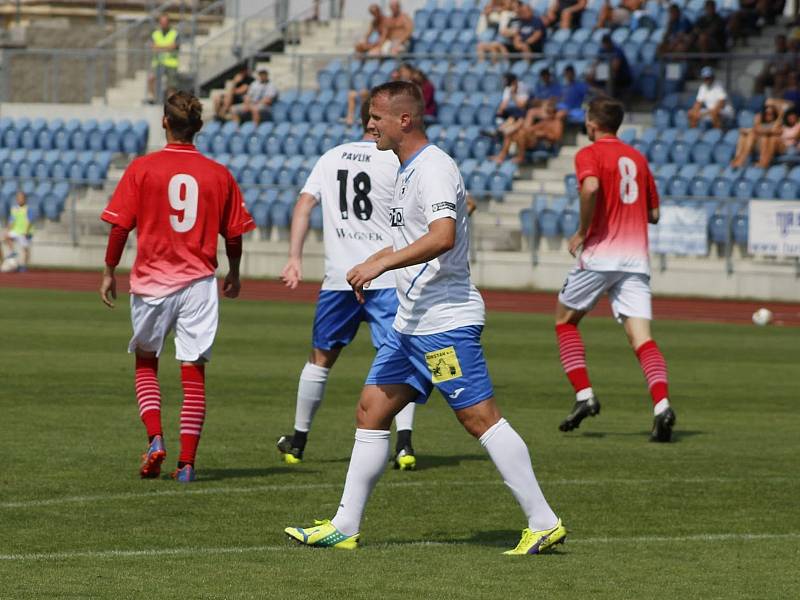 2. kolo FORTUNA ČFL: TJ Jiskra Domažlice (hráči v bílých dresech) - Povltavská Fotbalová akademie 4:1 (3:0).