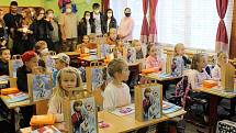 Devatenáct dětí ve středu poprvé usedlo do lavic postřekovské základní školy. Jejich třídní učitelka Kateřina Kuboňová jim třídu vyzdobila podle oblíbeného animovaného filmu Ledové království. Nechyběly ani hlavní pohádkové postavy Elsa, Anna a Olaf.