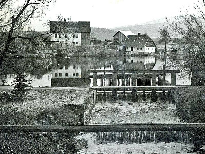 Často se na pohlednicích nebo fotografiích objevuje trhanovský zámek. Nechybějí ani snímky mapující proměnu obce.