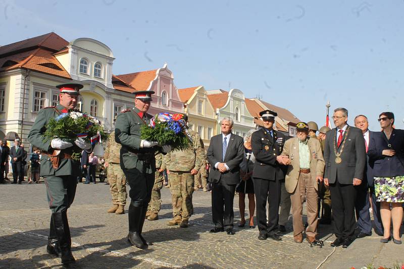 Na 73. výročí konce druhé světové války dorazil válečný veterán James Duncan (93), který Domažlice osvobozoval.