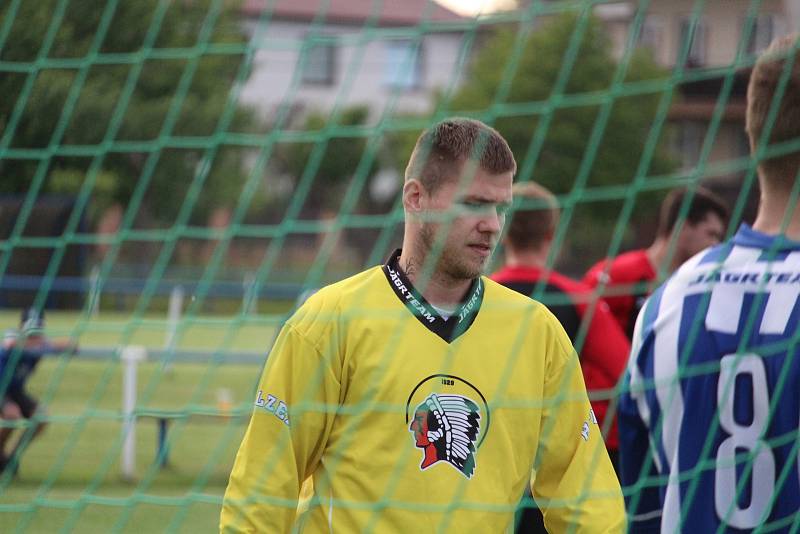 Staňkovští fotbalisté zdolali hokejisty Plzně 4:2.