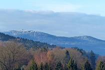 Pohled z Domažlic na nejvyšší horu Českého lesa - Čerchov.