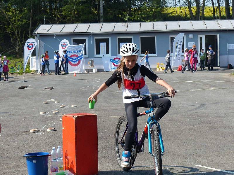 Z okresní dopravní soutěže mladých cyklistů.