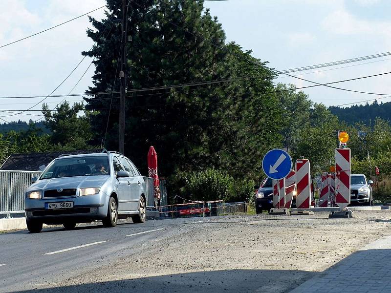 Z prací u průtahu obce Březí. O víkendu sice utichnou stroje dělníků, ale provoz je stále hustý. 