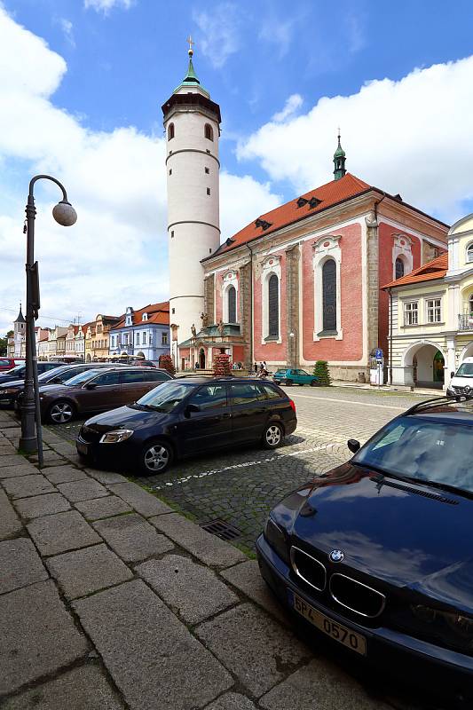 Obnovu vzácné fresky z 18. století provádí restaurátor David Hrabálek v kostele Narození Panny Marie na náměstí Míru v Domažlicích.