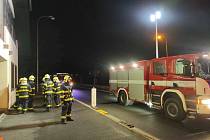 Událost se stala v noci na úterý. Podle starosty Všerub Václava Bernarda zapříčinila požár technická závada na přímotopu.