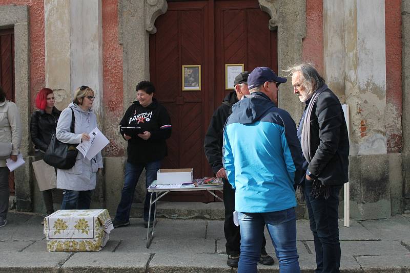 Demonstrace se uskutečnila v pondělí na náměstí Míru.