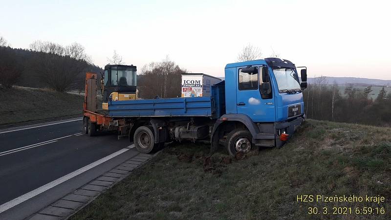 Střet nákladního a osobního auta u Horšovského Týna.