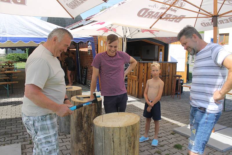 Hřebíkyáda a první kolo Brnířovského parezu.