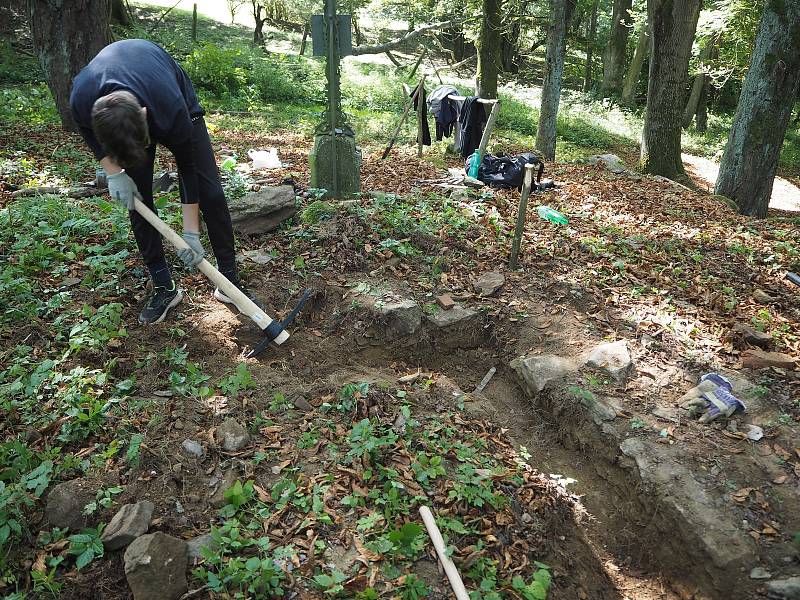 Mladí skauti se pustili do vykopávání pozůstatků kaple svatého Jiří v zaniklé obci Novosedly.