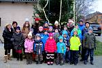 Společné foto u příležitosti rozsvícení vánočního stromu 2014.