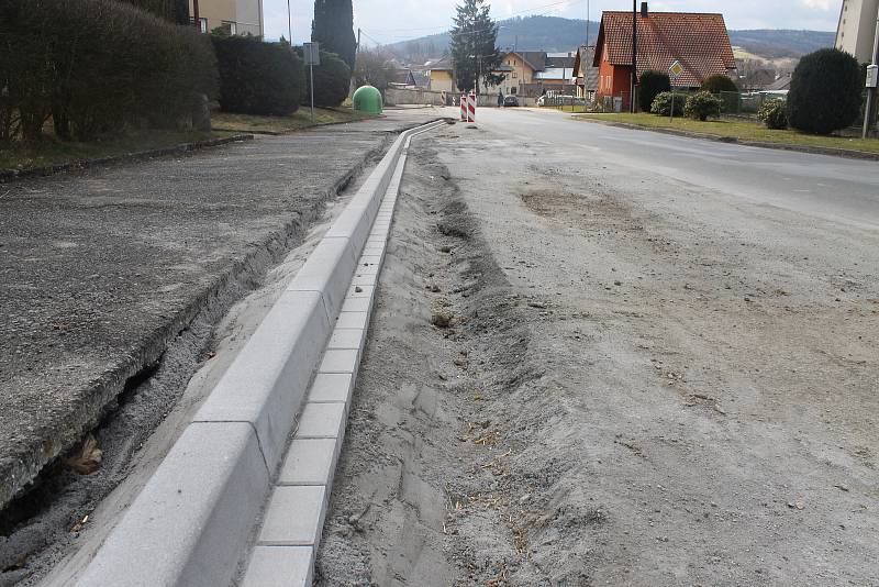 STARÉ OBRUBNÍKY se opravují napříč celou obcí. Až budou hotové, začnou práce spojené s průtahem.