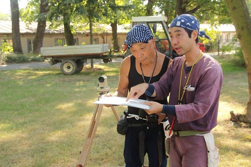 Z přivítání japonských členů realizačního týmu a zahájení výstavby zenové zahrady v Poběžovicích.