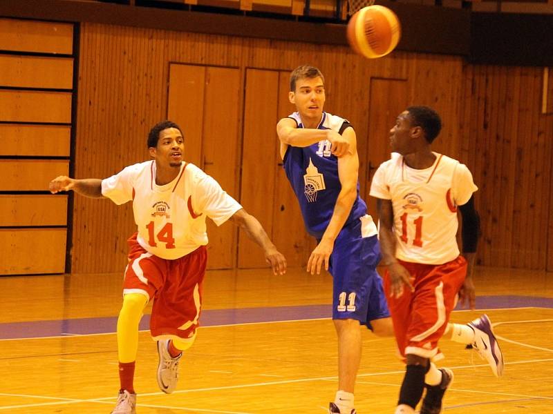 Z přátelského utkání basketbalistů Jiskry Domažlice a výběru amerických univerzit.