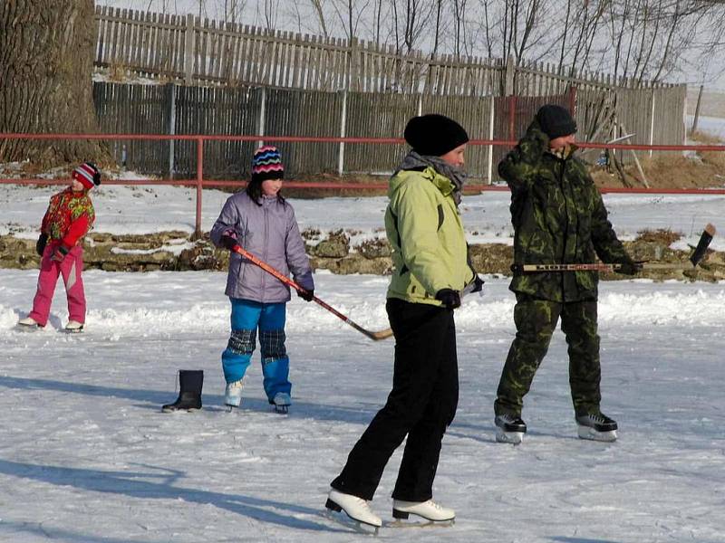 Rybník v malinkatých Petrovicích žije bruslením, ale hlavně hokejem, který hrají i dívky.