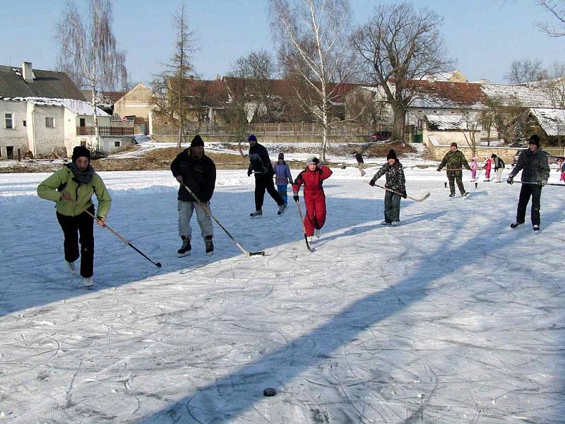 Rybník v malinkatých Petrovicích žije bruslením, ale hlavně hokejem, který hrají i dívky.