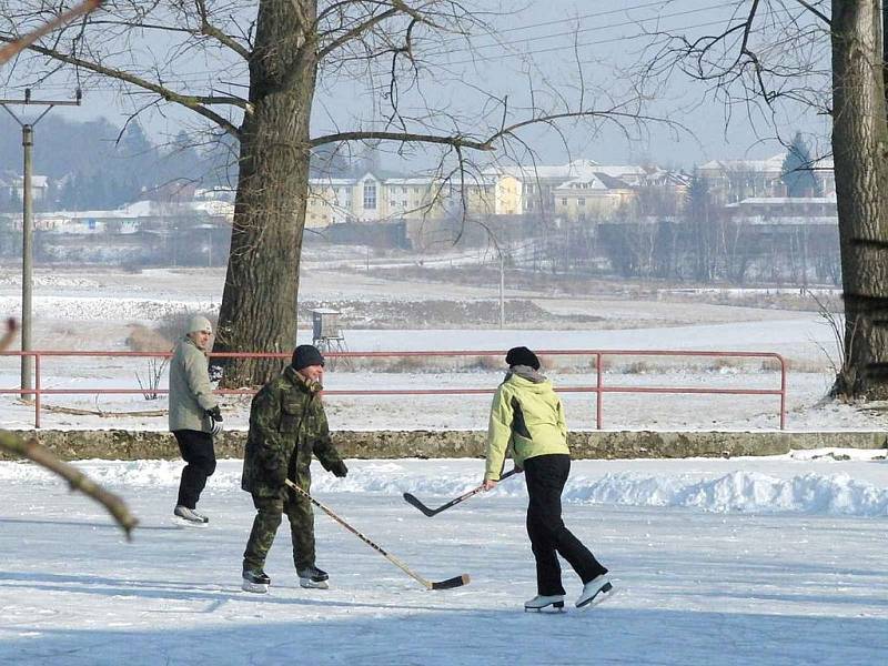 Rybník v malinkatých Petrovicích žije bruslením, ale hlavně hokejem, který hrají i dívky.