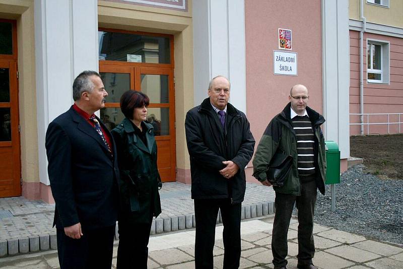 Slavnostní předávání rekonstruované Základní školy v Holýšově.